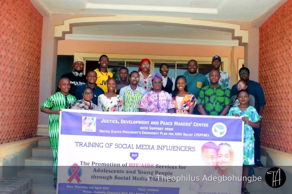 Theophilus Adegbohungbe with JDPMC and PEPFAR social media influencer trainees in Osogbo