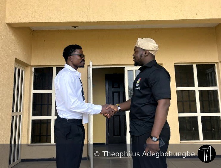 Theophilus Adegbohungbe shaking hands with TEDxOsogbo speaker Sulaiman Adewale